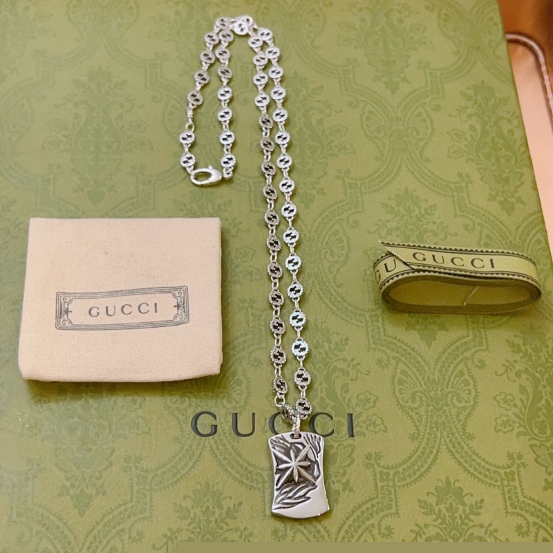 G*u*i necklaces